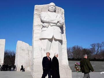 Trump visita por dos minutos el monumento de Martin Luther King Jr.