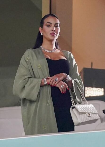 Georgina Rodríguez apoya a Cristiano Ronaldo desde gradas con lujosas joyas 