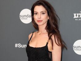 El minivestido de oro con el que Anne Hathaway impresionó en París