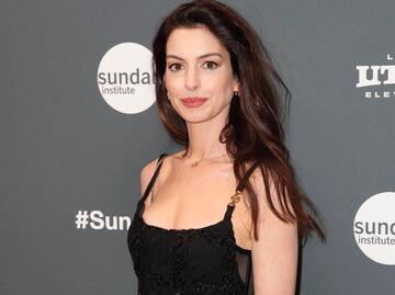 El minivestido de oro con el que Anne Hathaway impresionó en París