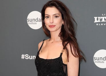 El minivestido de oro con el que Anne Hathaway impresionó en París