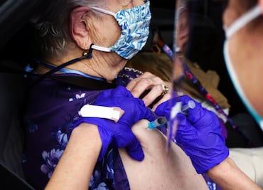 Dos dosis de vacuna covid son "cruciales" para protegerse de la variante Delta