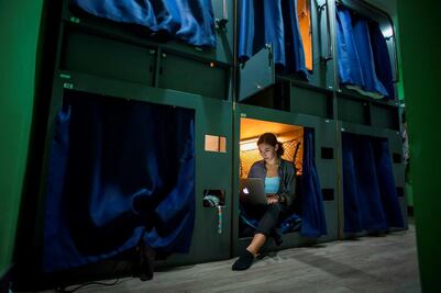 Vivir en una cápsula, la opción más "barata" para jóvenes que llegan a Los Ángeles