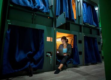 Vivir en una cápsula, la opción más "barata" para jóvenes que llegan a Los Ángeles