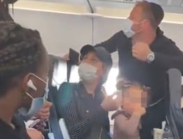 Expulsan a familia de avión por niña de 2 años que no usaba cubrebocas