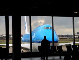 Tragedia en aeropuerto. Una persona pierde la vida tras ser succionada por el motor de avión