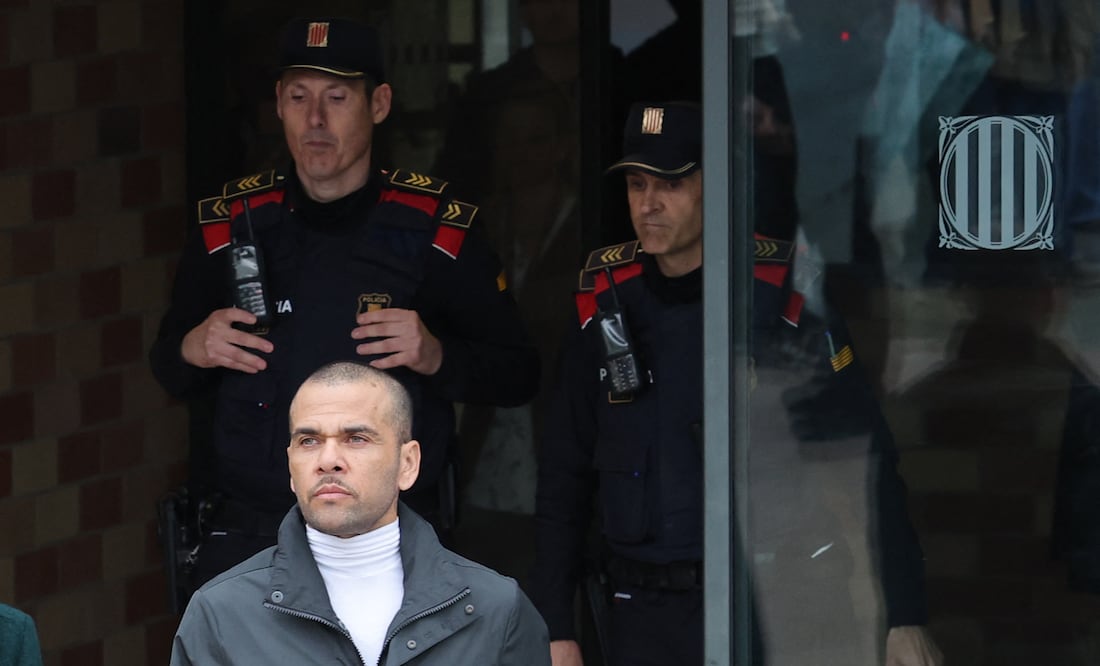 Dani Alves sale de prisión tras pagar la fianza de un millón de euros. (Photo by LLUIS GENE / AFP)