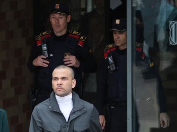 Dani Alves sale de prisión tras pagar la fianza de un millón de euros. FOTOS