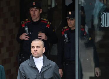 Dani Alves sale de prisión tras pagar la fianza de un millón de euros. FOTOS