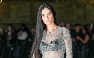 Demi Moore luce su lencería con vestido transparente de cristales a los 61 años