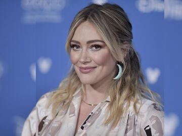 Hilary Duff deslumbra con traje de baño en playa de Hawái