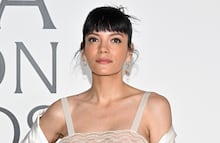 Lilly Allen sorprende con atrevido conjunto under boob en la gala de CFDA