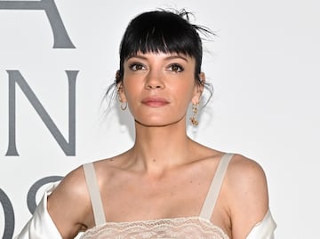 Lilly Allen sorprende con atrevido conjunto under boob en la gala de CFDA