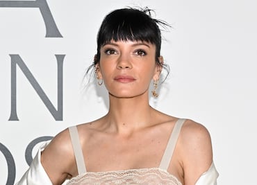 Lilly Allen sorprende con atrevido conjunto under boob en la gala de CFDA
