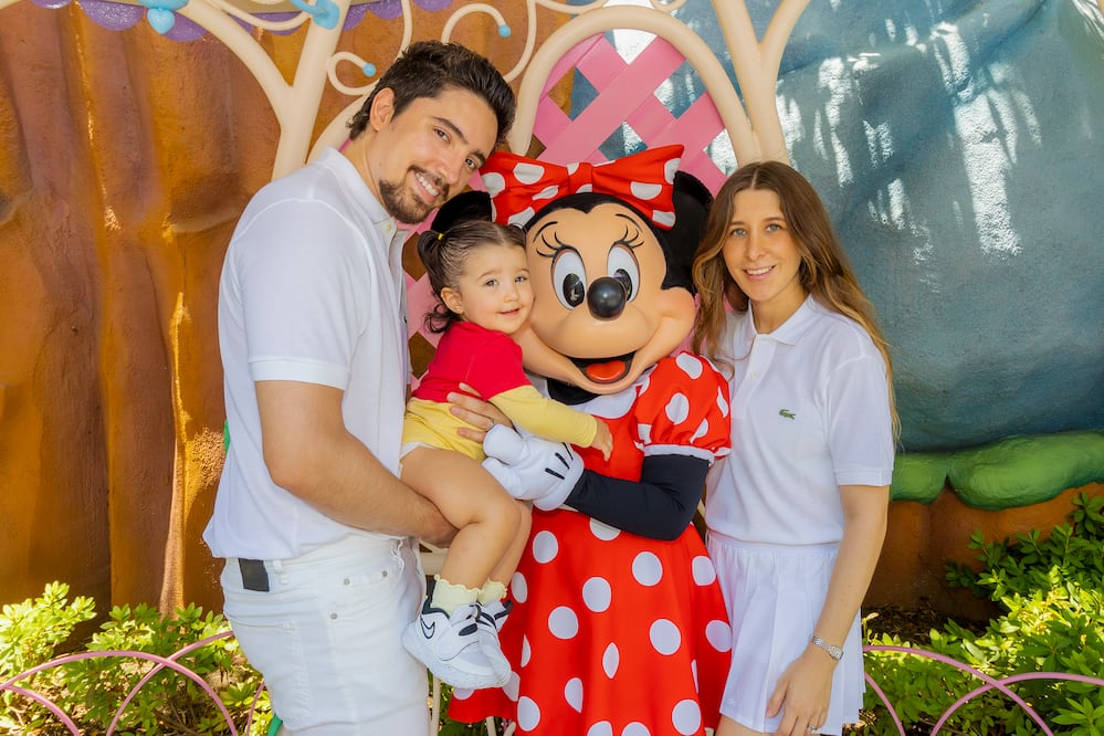 Alex Fernández y su familia en Disneyland. Foto Cortesía: Christian Thompson /Disneyland Resort