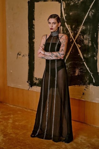 Paris Jackson se luce elegante y atrevida en vestido transparente durante sesión 