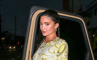 Kylie Jenner delinea su silueta 'curvy' con vestido ajustado en Malibú