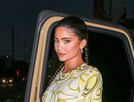 Kylie Jenner delinea su silueta 'curvy' con vestido ajustado en Malibú