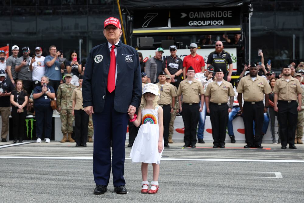 Donald Trump asiste a la carrera del Daytona 500 en Florida. Foto: AP