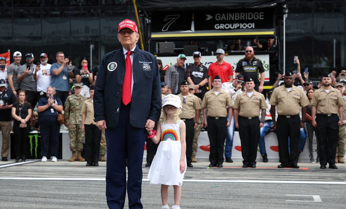 Donald Trump asiste a la carrera del Daytona 500 en Florida. Foto: AP