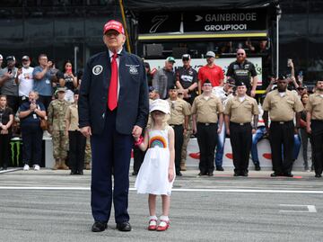 Donald Trump asiste a la carrera del Daytona 500 en Florida