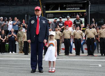 Donald Trump asiste a la carrera del Daytona 500 en Florida