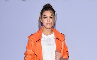 Sistine Stallone luce esbelta figura con bodysuit lencero de encaje