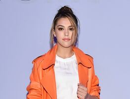 Sistine Stallone luce esbelta figura con bodysuit lencero de encaje