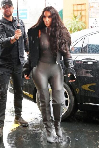 Kim Kardashian presume figura de impacto en bodysuit plateado 