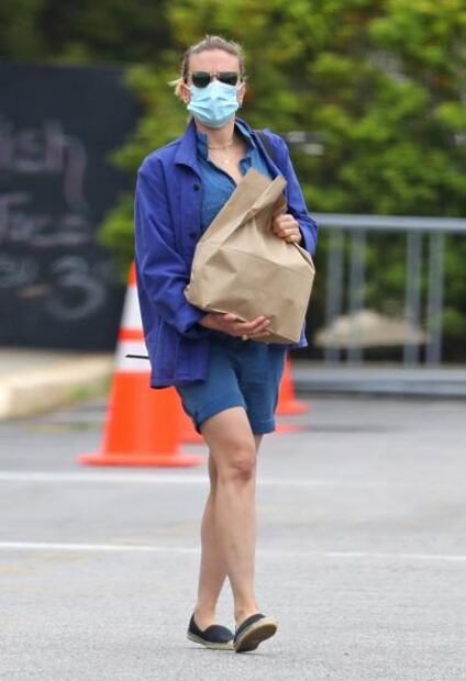  Scarlett Johansson luce su belleza al natural en jumpsuit