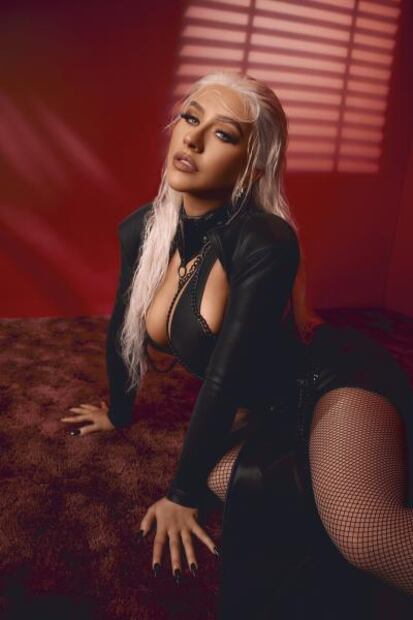 Billboard: Christina Aguilera seduce con ajustado vestido rojo de encaje 