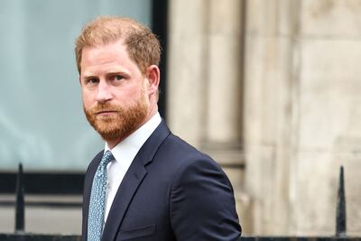Harry acusa a su familia de darle un “trato inferior e injustificado” tras dejar el reinado con Meghan 