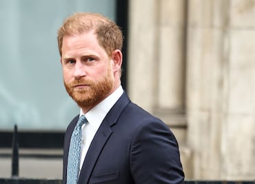 Harry acusa a su familia de darle un “trato inferior e injustificado” tras dejar el reinado con Meghan