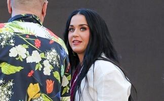 Katy Perry conquista Hawái con top ‘underboob’ y falda ajustada