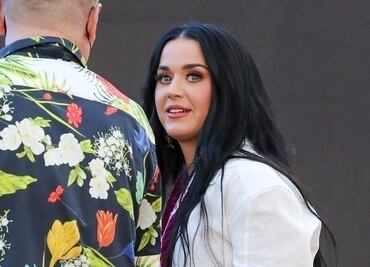 Katy Perry conquista Hawái con top ‘underboob’ y falda ajustada