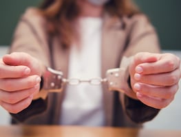 Fiscalía de Nueva York acusa a dueña de guardería donde niño murió por fentanilo