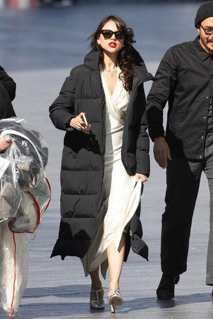 Eiza González se une a Henry Cavill en set de grabación. Foto: The Grosby Group.