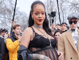 Rihanna abraza su embarazo y arrasa en París con lencería y vestido transparente