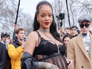 Rihanna abraza su embarazo y arrasa en París con lencería y vestido transparente