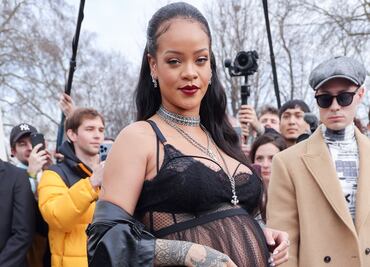Rihanna abraza su embarazo y arrasa en París con lencería y vestido transparente