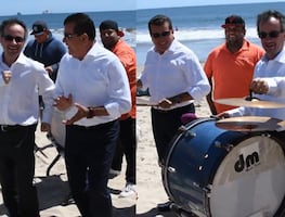 Embajador de Reino Unido baila al ritmo de la banda sinaloense en Mazatlán: ‘’A los británicos nos encanta''
