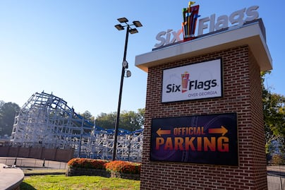 Muere un hombre tras caer de una montaña rusa en Six Flags de Georgia; cierran nueve atracciones