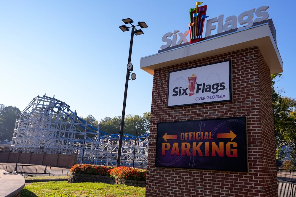 Muere un hombre tras caer de una montaña rusa en Six Flags de Georgia; cierran nueve atracciones. (AP Photo/Mike Stewart)