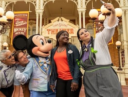 Regresan los abrazos y encuentros con personajes en parques Disney