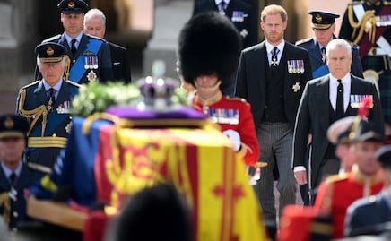 Féretro de Isabel II llega al Parlamento británico