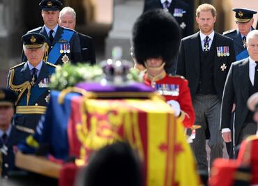 Féretro de Isabel II llega al Parlamento británico