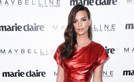 Emily Ratajkowski presume su figura con bodysuit transparente