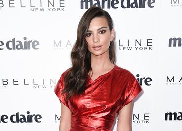 Emily Ratajkowski presume su figura con bodysuit transparente