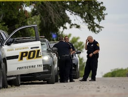 Mujer de Texas retuvo como rehenes a 17 migrantes indocumentados