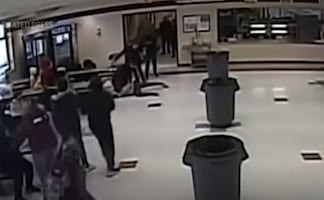 Video. Policía pone rodilla en el cuello de una niña de 12 años en Wisconsin